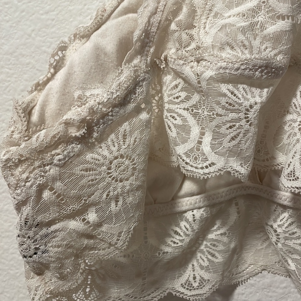 A Beautiful aerie Lace Bralette (Size M)! - Picture 7 of 10